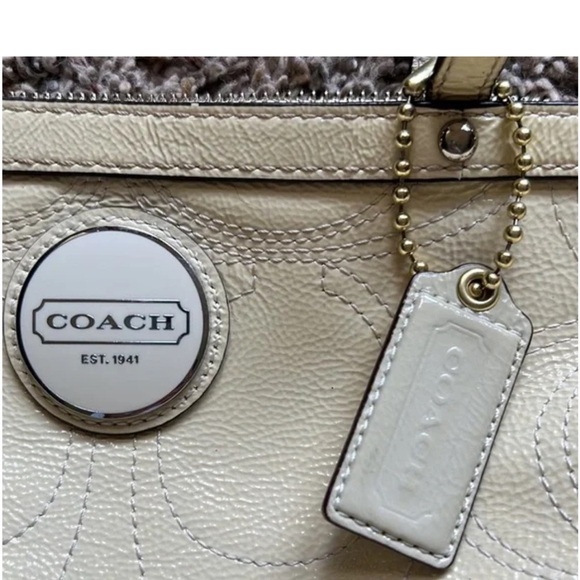 Coach 🤩✨Off-White Leather Tote - Picture 2 of 5